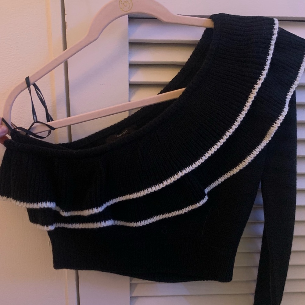 FOREVER 21 BLACK&WHITE ONE SHOULDER CROPP SWEATER!